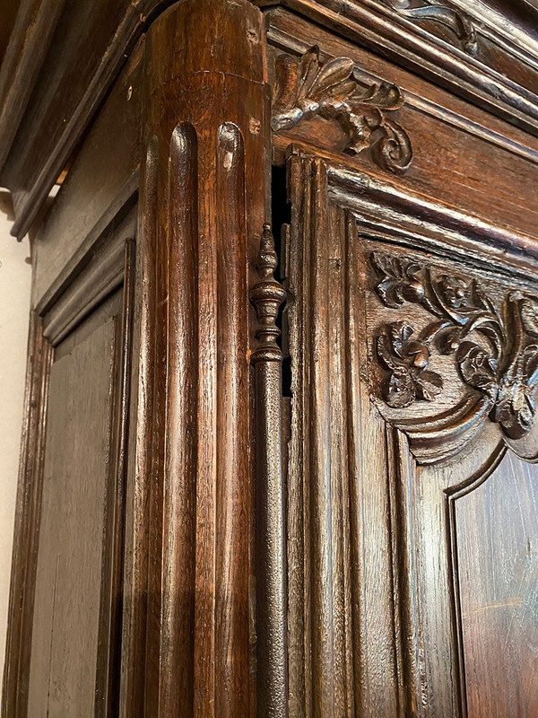 Mobile in rovere intagliato e decorato con foglie e fiori, fine XVIII secolo