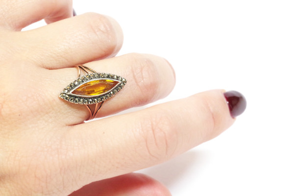 Vecchio anello marchesa in oro 18k e argento, vetro giallo, marcasite, vecchio anello, navetta