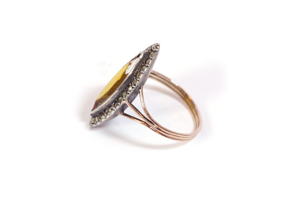 Vecchio anello marchesa in oro 18k e argento, vetro giallo, marcasite, vecchio anello, navetta