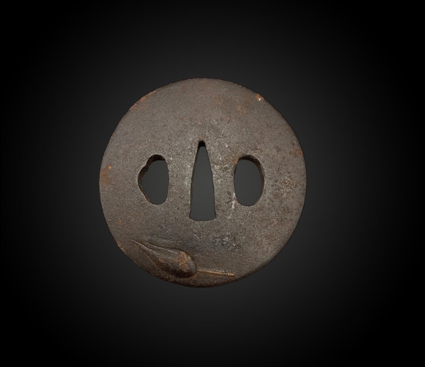 TSUBA en fer, maru gata, à décor ciselé ; signé - JAPON - Époque Edo – XVIIIème siècle 