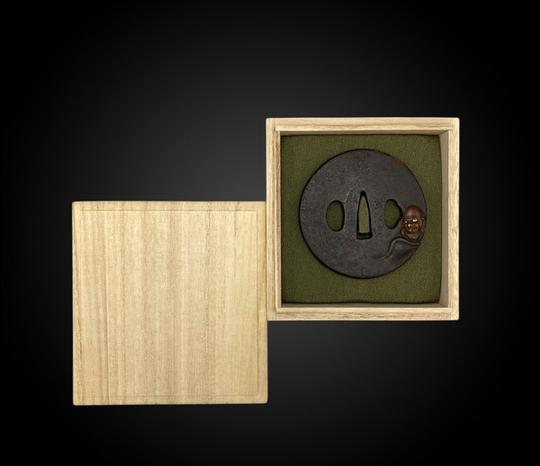 TSUBA en fer, maru gata, à décor ciselé ; signé - JAPON - Époque Edo – XVIIIème siècle 