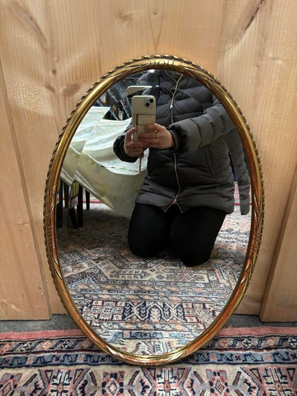 Oval mirror in gilded wood
