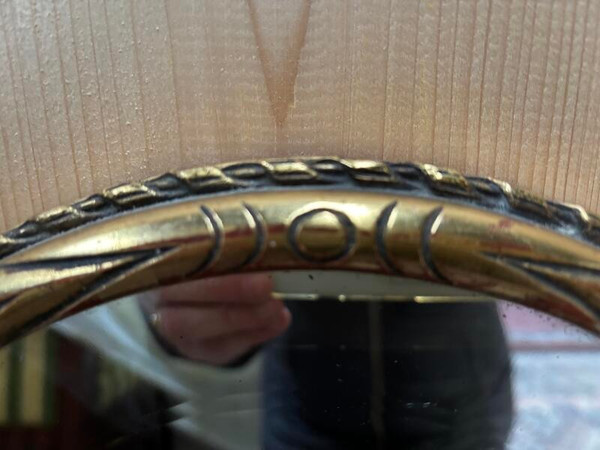 Oval mirror in gilded wood
