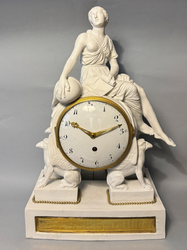 Allegorische Louis XVI-Uhr aus Biskuit „Uranie“ aus der Zeit des 18. Jahrhunderts 