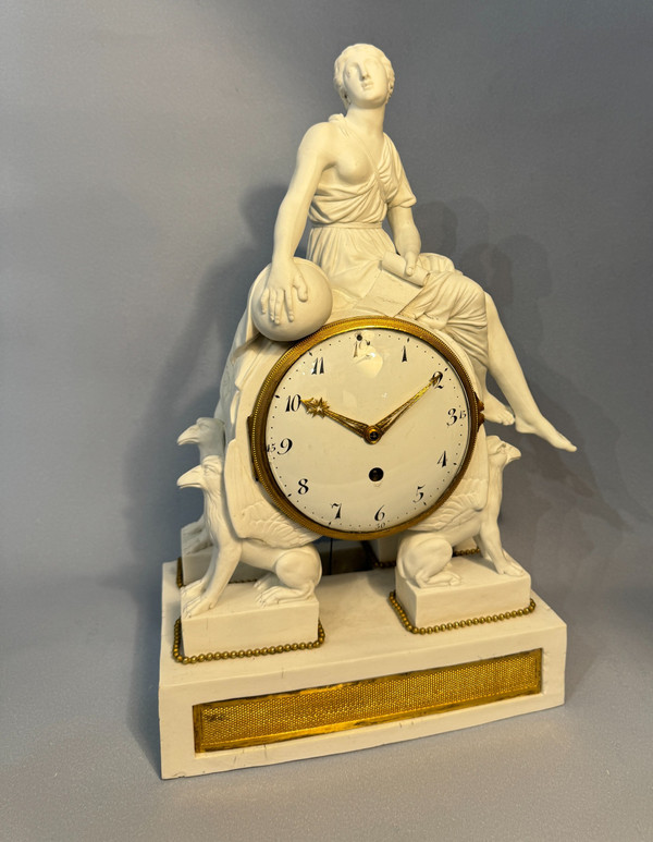Allegorische Louis XVI-Uhr aus Biskuit „Uranie“ aus der Zeit des 18. Jahrhunderts 