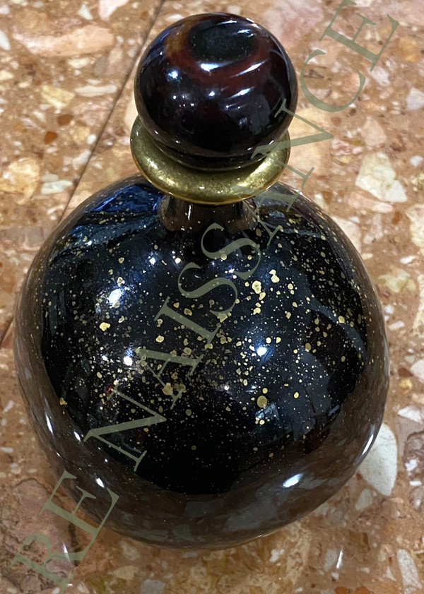 Emaillierte weiße Steinzeugflasche.