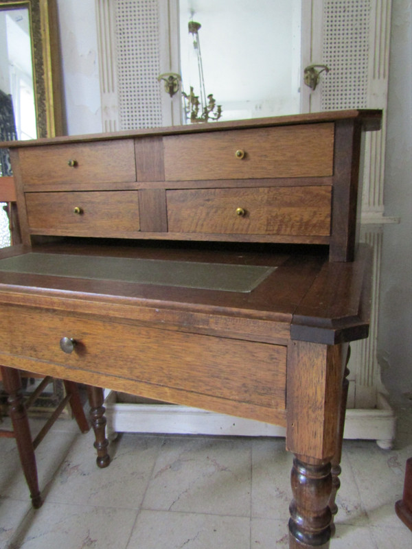 Petit Bureau