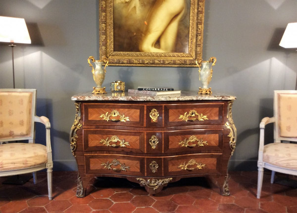 REMISE DE 25% -  Estampillée  BOUDIN - Commode Tombeau Galbée  - Epoque Louis XV