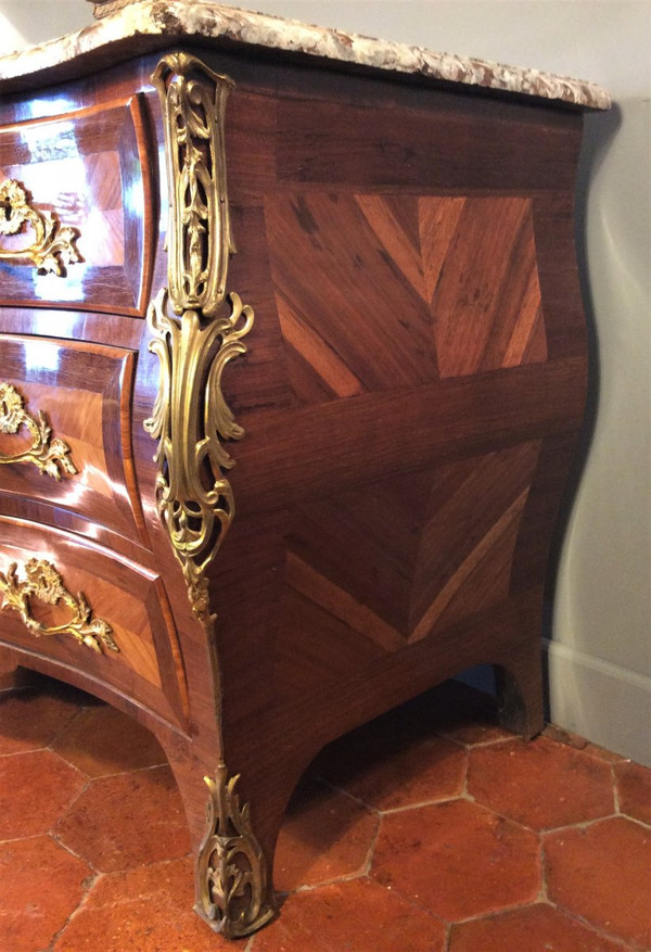 REMISE DE 25% -  Estampillée  BOUDIN - Commode Tombeau Galbée  - Epoque Louis XV