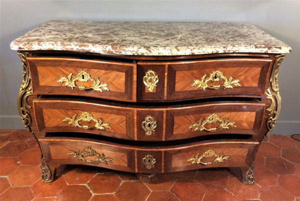 REMISE DE 25% -  Estampillée  BOUDIN - Commode Tombeau Galbée  - Epoque Louis XV
