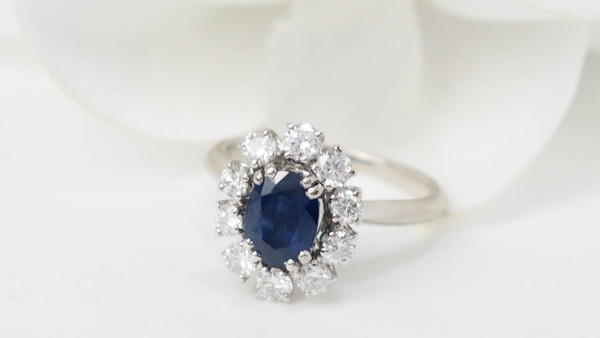 Anello Margherita in oro bianco, zaffiro e diamanti