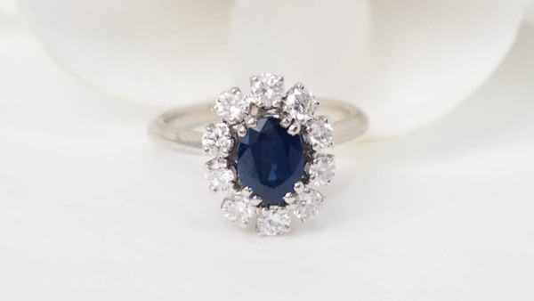 Anello Margherita in oro bianco, zaffiro e diamanti