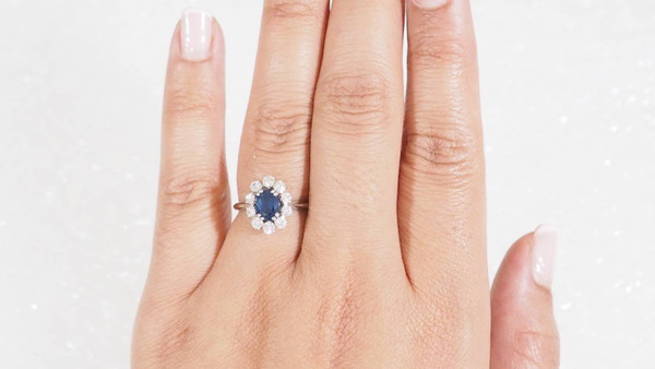 Anello Margherita in oro bianco, zaffiro e diamanti