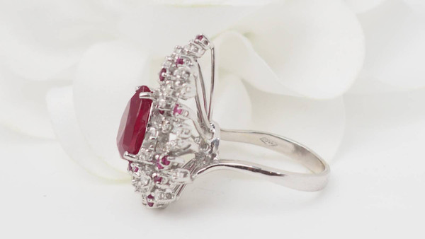 Anello cocktail in oro bianco, rubini e diamanti