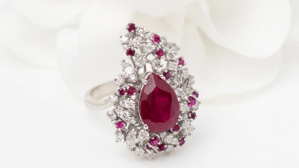 Anello cocktail in oro bianco, rubini e diamanti