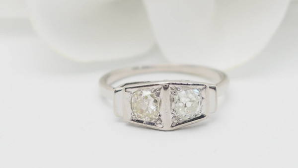 Anello Art Déco in oro bianco e platino, diamanti