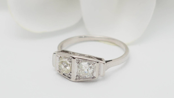 Anello Art Déco in oro bianco e platino, diamanti
