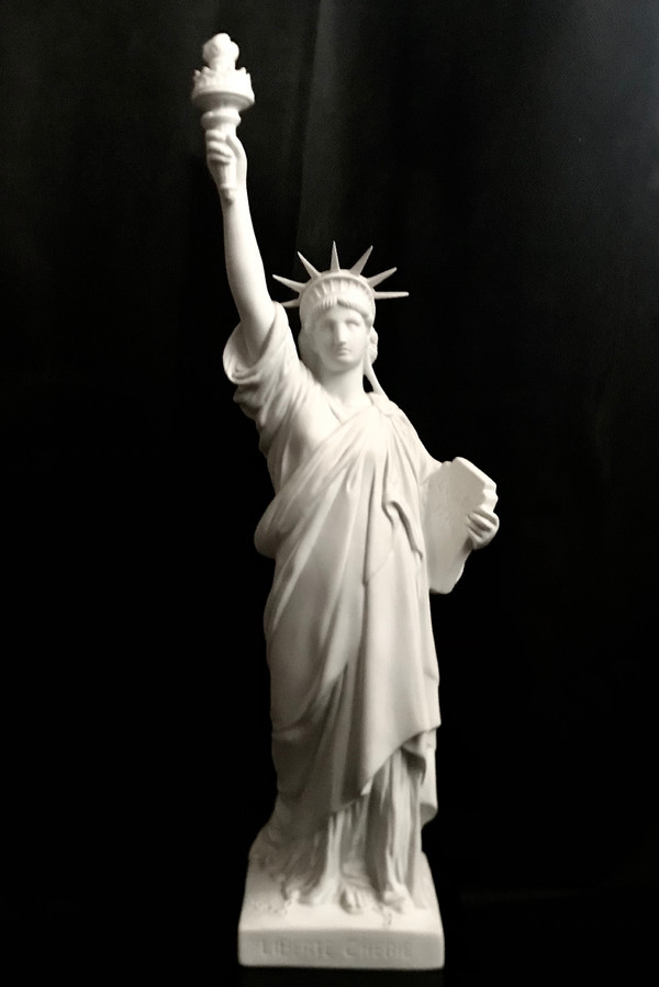 LIBERTÉ CHÉRIE / LA LIBERTÉ ÉCLAIRANT LE MONDE / LIBERTY ENLIGHTENING THE WORLD/ en biscuit 