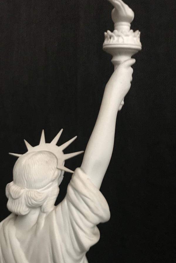 LIBERTÉ CHÉRIE / LA LIBERTÉ ÉCLAIRANT LE MONDE / LIBERTY ENLIGHTENING THE WORLD/ en biscuit 