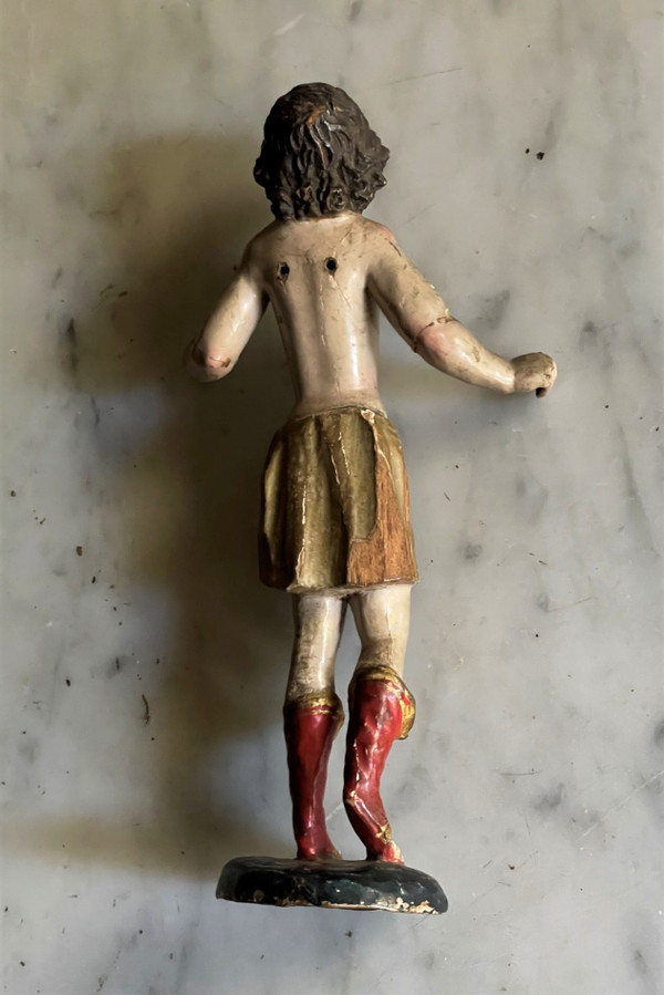 Fein geschnitzter und polychromierter Holzengel aus dem 17. Jahrhundert in Italien