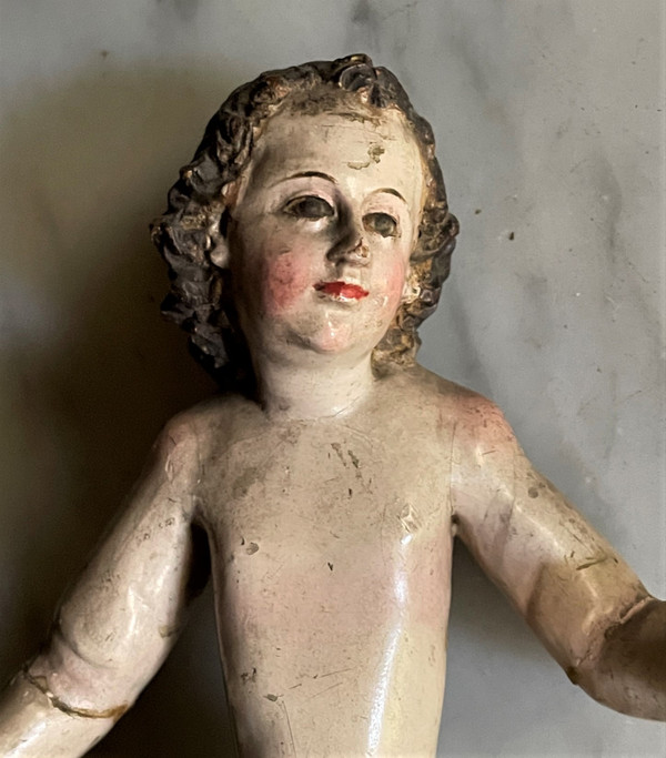 Fein geschnitzter und polychromierter Holzengel aus dem 17. Jahrhundert in Italien