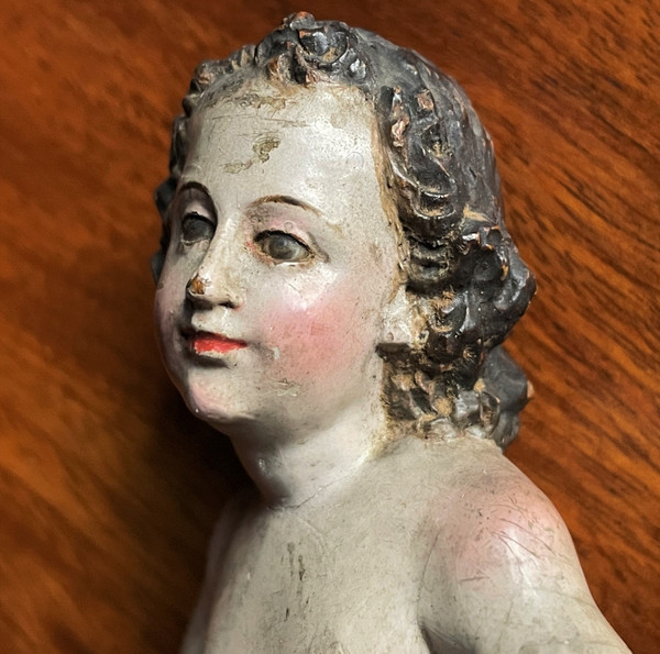 Fein geschnitzter und polychromierter Holzengel aus dem 17. Jahrhundert in Italien