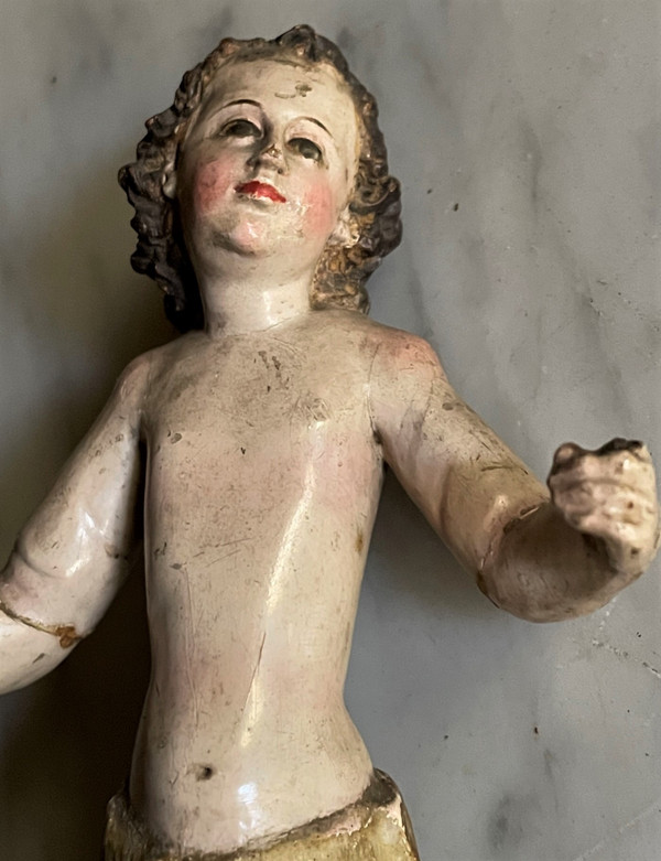 Fein geschnitzter und polychromierter Holzengel aus dem 17. Jahrhundert in Italien