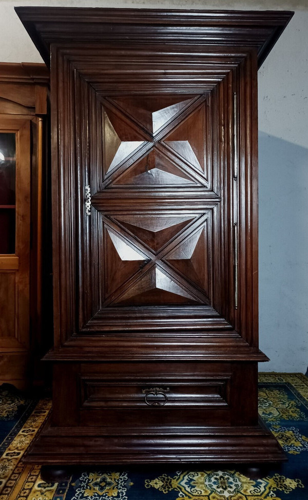 Standing man, Louis XIII period, in walnut, diamond point