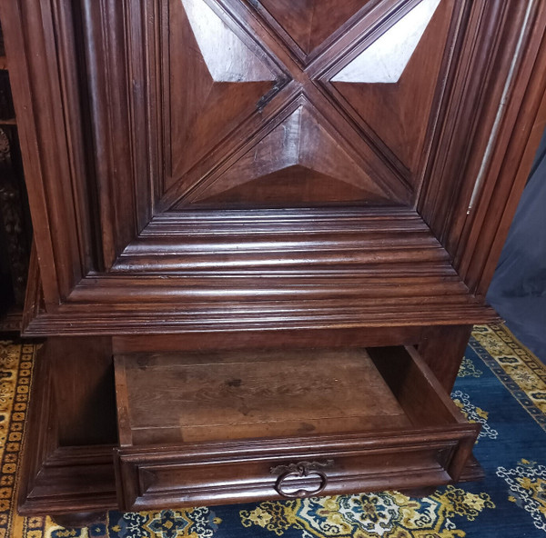 Standing man, Louis XIII period, in walnut, diamond point
