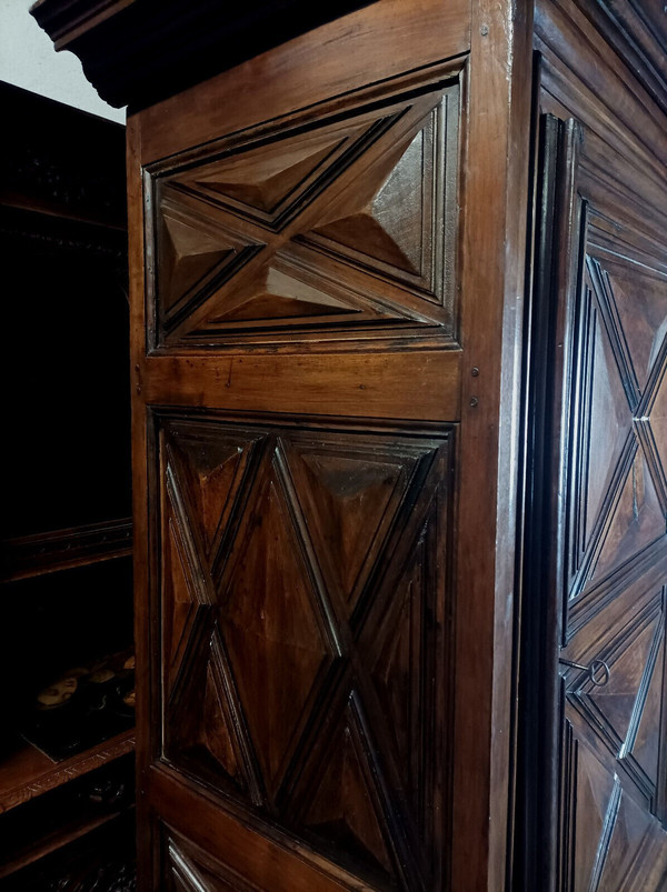 Standing man, Louis XIII period, in walnut, diamond point
