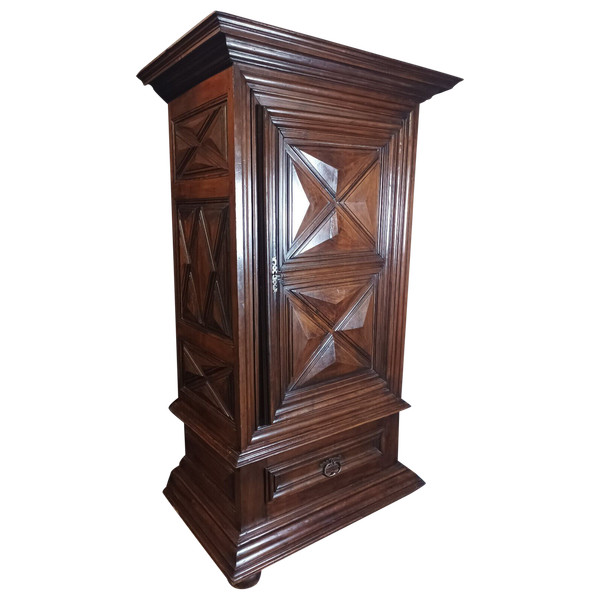 Standing man, Louis XIII period, in walnut, diamond point