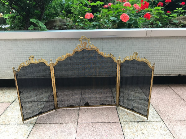 Beau pare feu de cheminée ancien en bronze doré d'époque 19 ème 