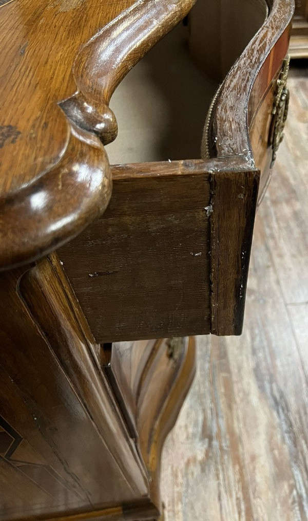 Cassettone a balestra in stile Luigi XV in legno nobile intarsiato
