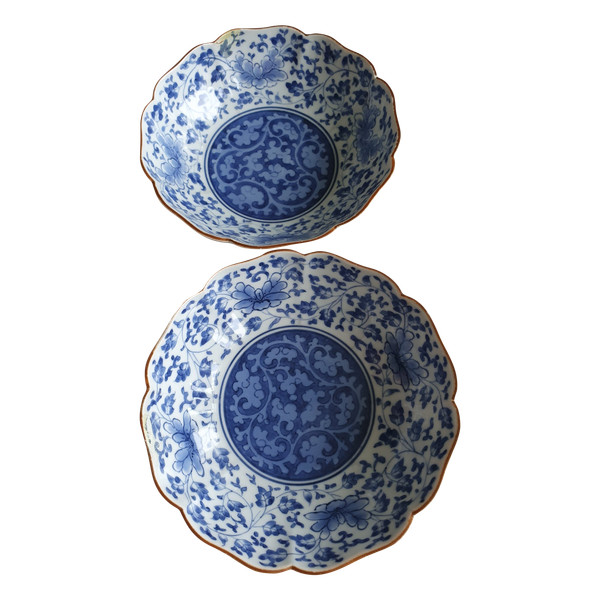 Paar Porzellanschalen im Kakiemon-Stil mit Blütenranken verziert