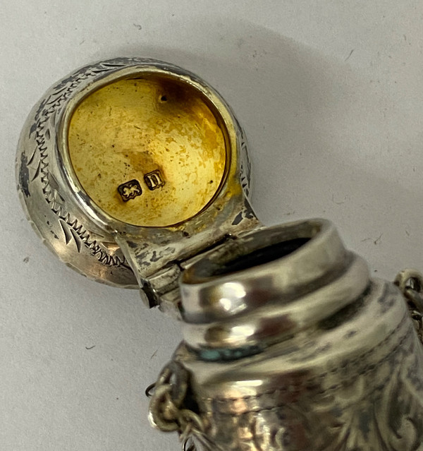 Englische Silberflasche aus dem 19. Jahrhundert.