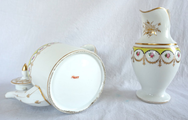 Manufacture Nast: teapot in Paris porcelain gilded with gold - Empire period - signed