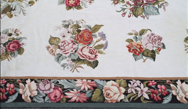 From 06.10 to 30.11 - Remise 25\% - Tapis Aux Petits Points à Fond Blanc Et Décor Floral -