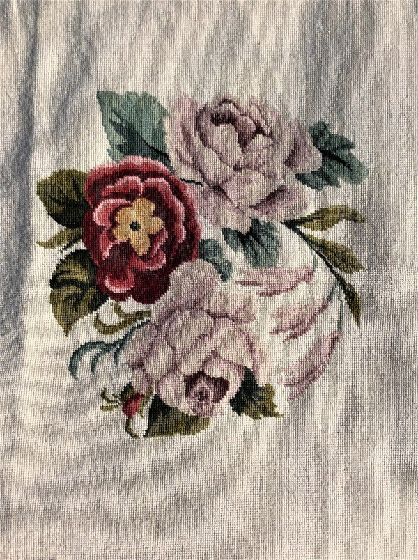 From 06.10 to 30.11 - Remise 25\% - Tapis Aux Petits Points à Fond Blanc Et Décor Floral -