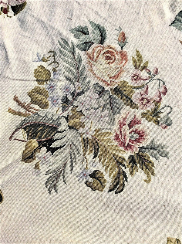 From 06.10 to 30.11 - Remise 25\% - Tapis Aux Petits Points à Fond Blanc Et Décor Floral -