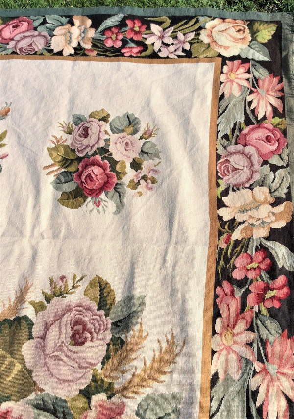From 06.10 to 30.11 - Remise 25\% - Tapis Aux Petits Points à Fond Blanc Et Décor Floral -