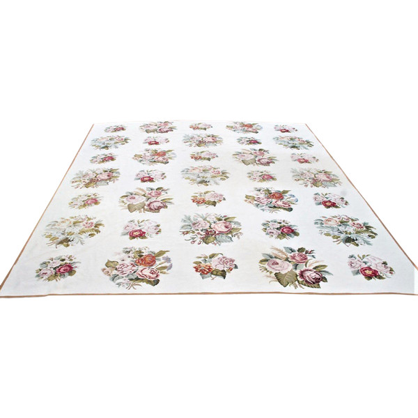 From 06.10 to 30.11 - Remise 25\% - Tapis Aux Petits Points à Fond Blanc Et Décor Floral -