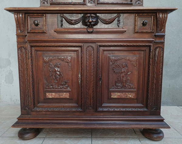 Kleines Renaissance-Sideboard aus geprägtem Walnussholz