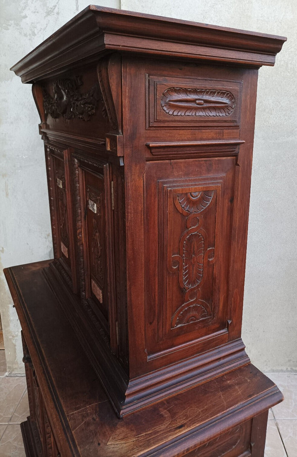 Kleines Renaissance-Sideboard aus geprägtem Walnussholz