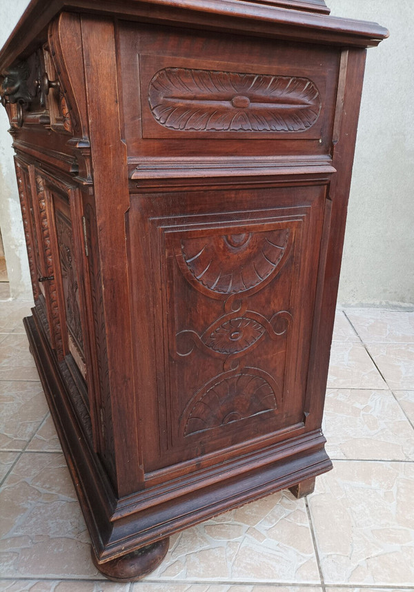 Kleines Renaissance-Sideboard aus geprägtem Walnussholz