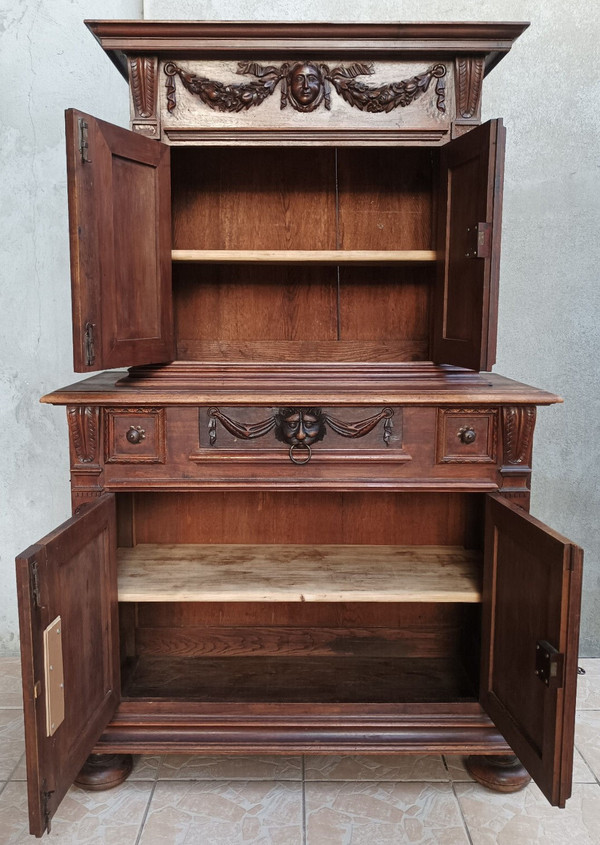 Kleines Renaissance-Sideboard aus geprägtem Walnussholz