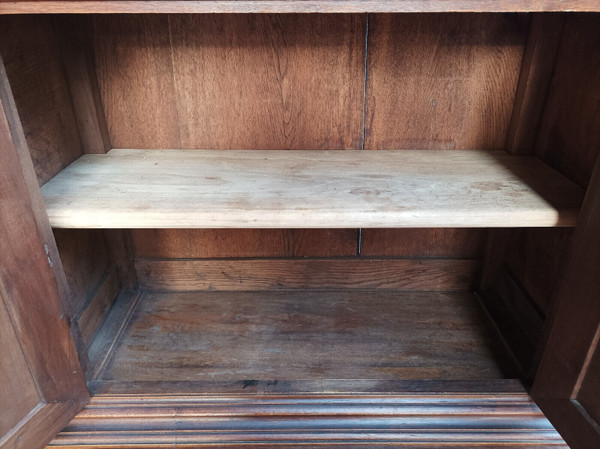 Kleines Renaissance-Sideboard aus geprägtem Walnussholz