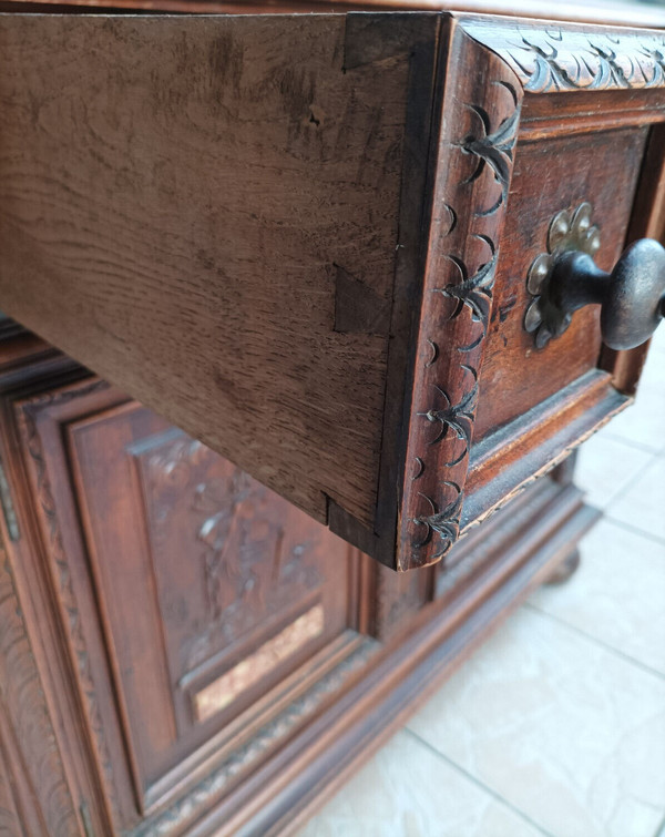 Kleines Renaissance-Sideboard aus geprägtem Walnussholz
