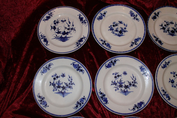 12 Piatti in porcellana morbida Tournai del XVIII secolo, decorati con una mosca e 3 campanelli