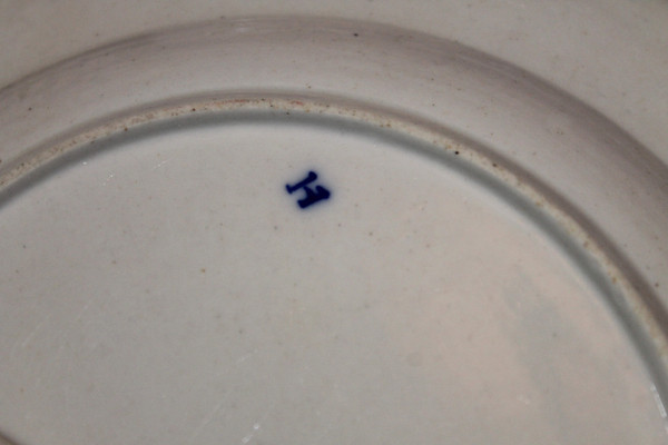 12 Piatti in porcellana morbida Tournai del XVIII secolo, decorati con una mosca e 3 campanelli