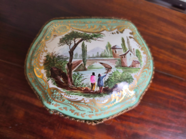 Hand-decorated Paris porcelain box